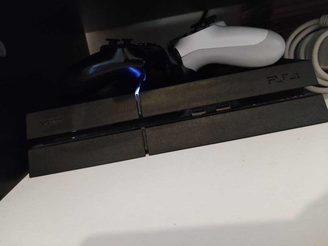 Vând ps4, în stare foarte bună, ca nou