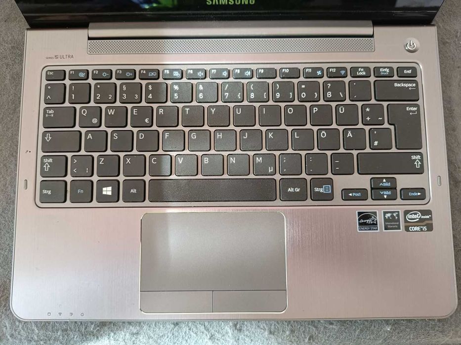 Продавам бърз лаптоп Samsung, 13 инча, Intel Core i5