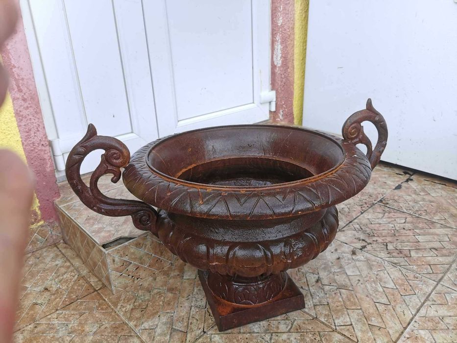 Amfora de gradina din fonta vintage