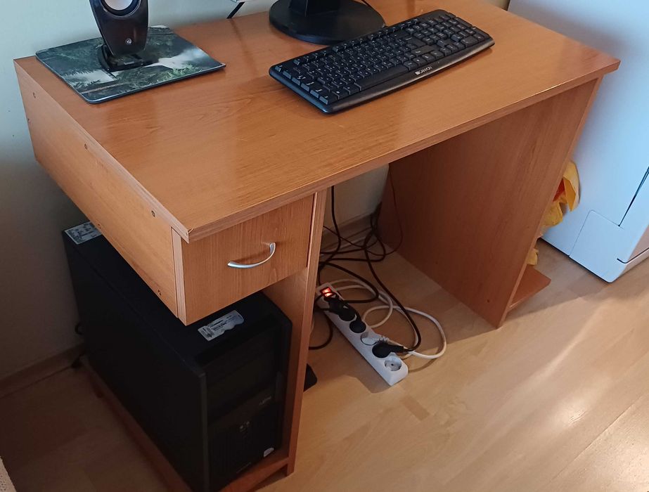продавам настолен компютър с монитор, буфер и бюро