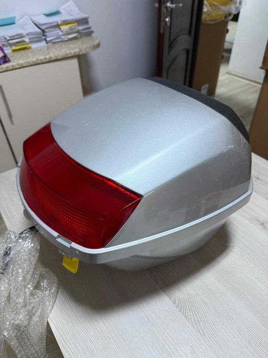 Top case - cutie Moto noua - argintie cu accesorii prindere