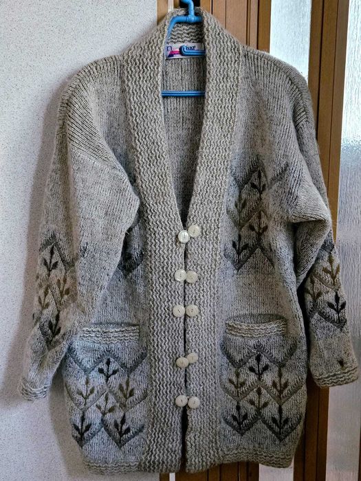 Очень теплая, легкая и красивая трикотажная кофта в отличном состоянии