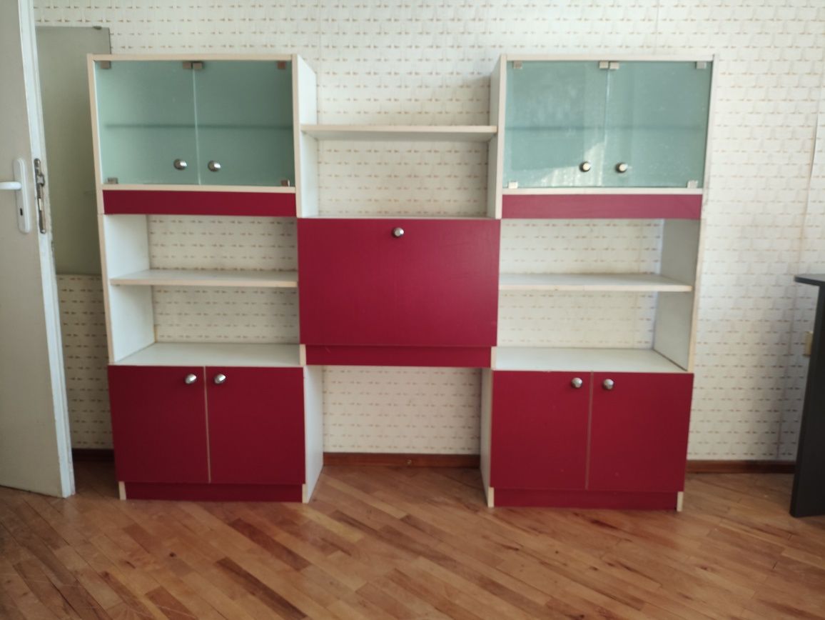 Секция с витрини и шкафове