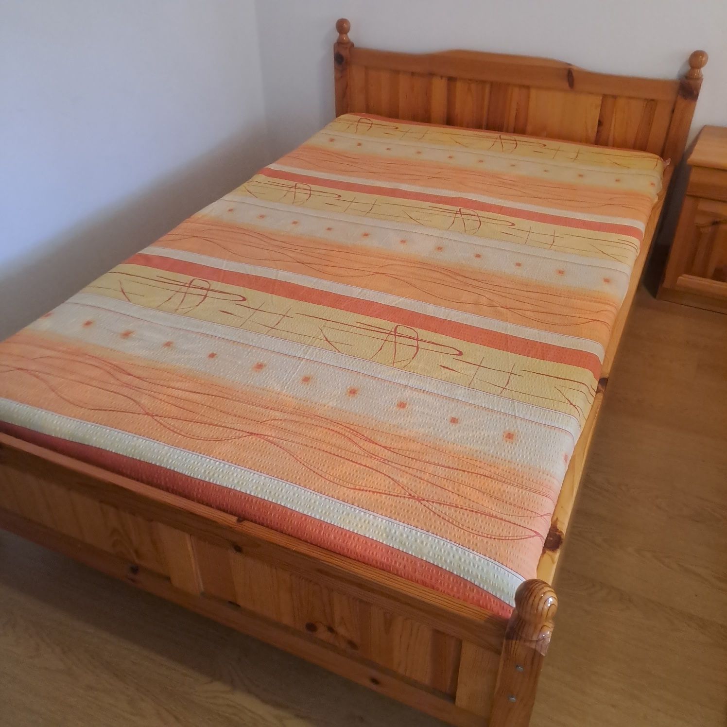 Продавам спални от масивно дърво