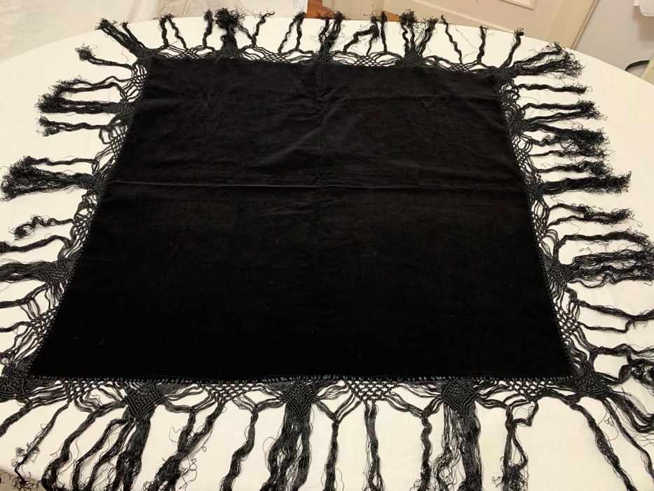 Esarfa catifea neagra cu ciucuri