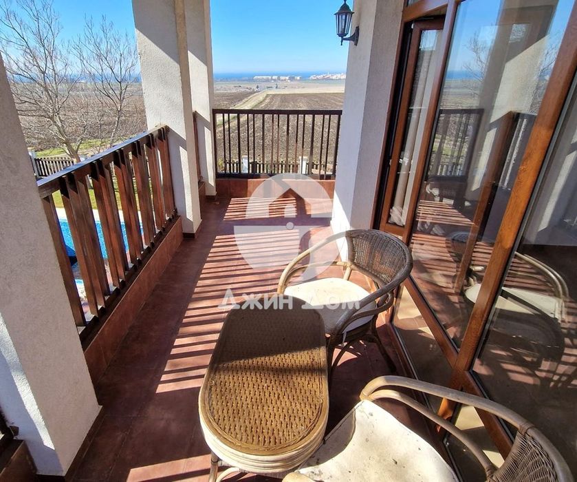 Двуетажна къща с БАСЕЙН и ПАРКОМЯСТО във к-с „Винеярдс Резорт“, Ахелой