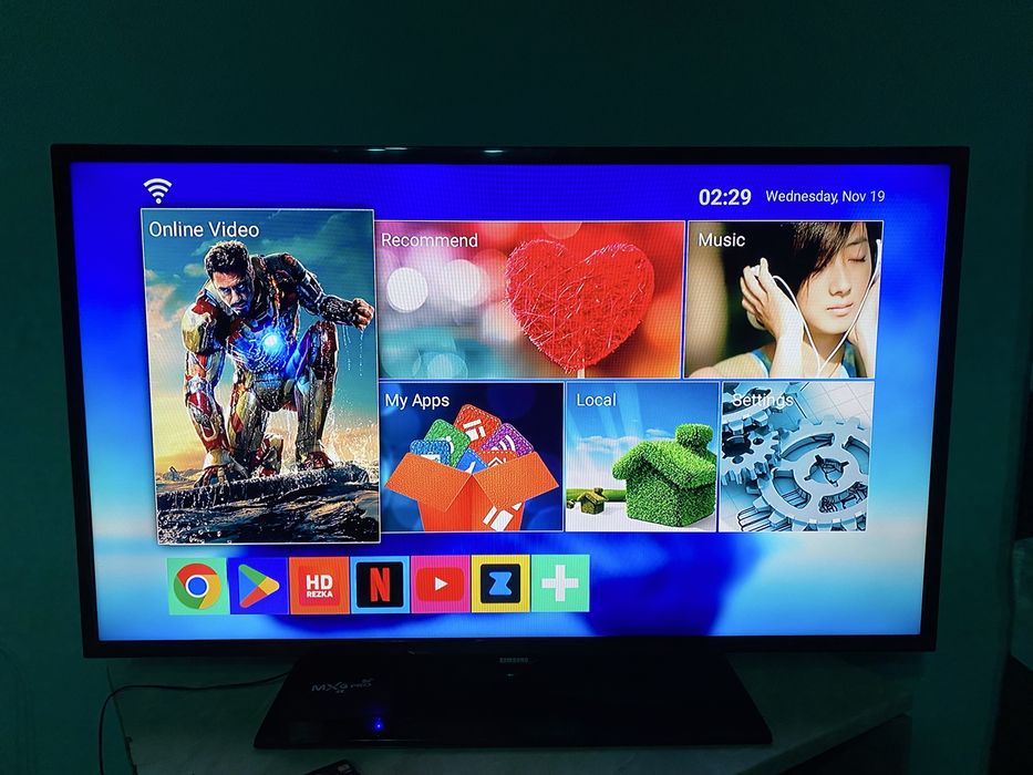 Телевизор Самсунг 43дюйма с приставкой ТВ бокс