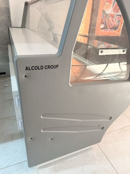 Витрина хол-к в отличном состоян