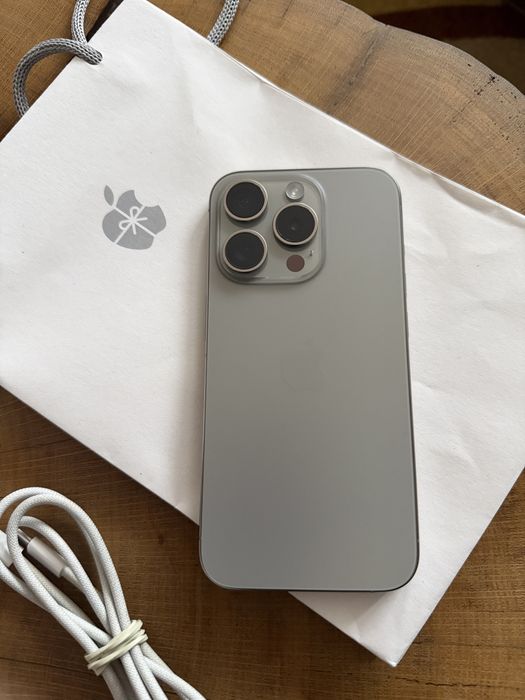 Iphone 15 Pro + 1 husa originala Apple