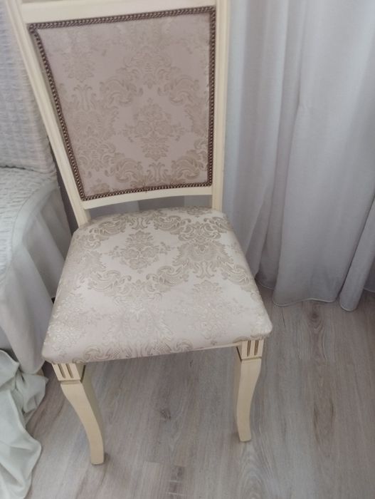 Продаю стулья 24шт чехол в подарок и стенка новый 3метра