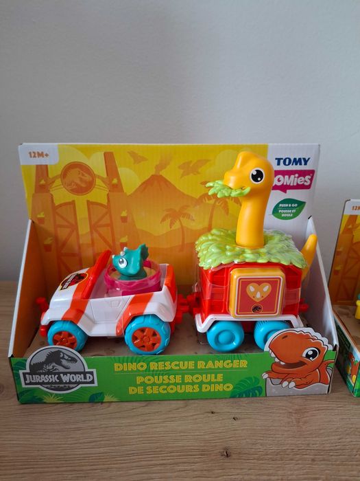 Vand lot cu 2 jucarii de la Tomy- Jurassic Wold