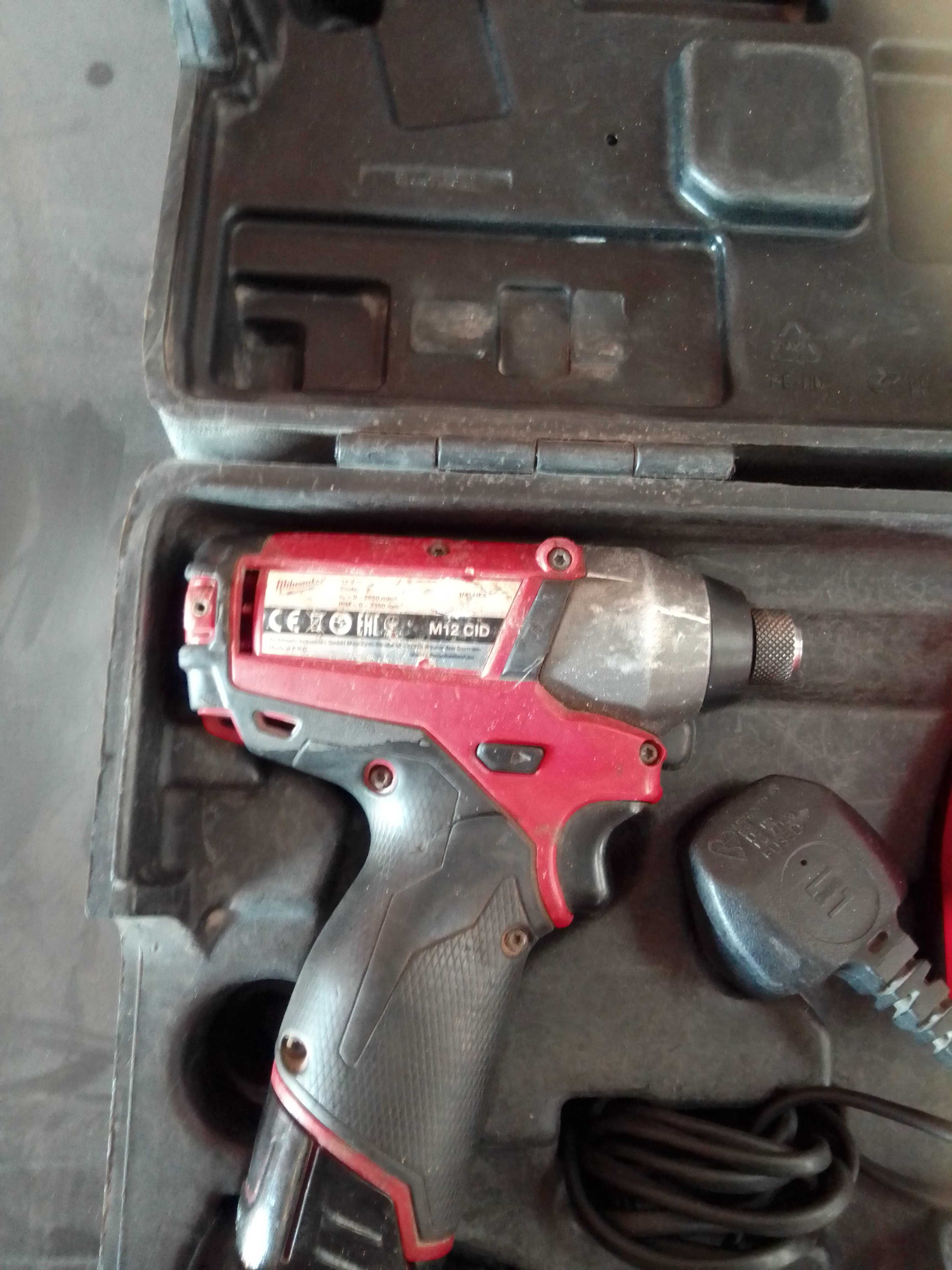 Milwaukee M12 Fuel комплект. Батерии и зарядно