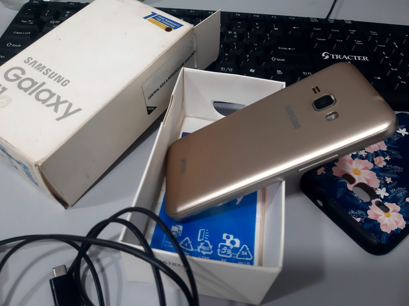 Samsung.J1 2016 Gold sotiladi.