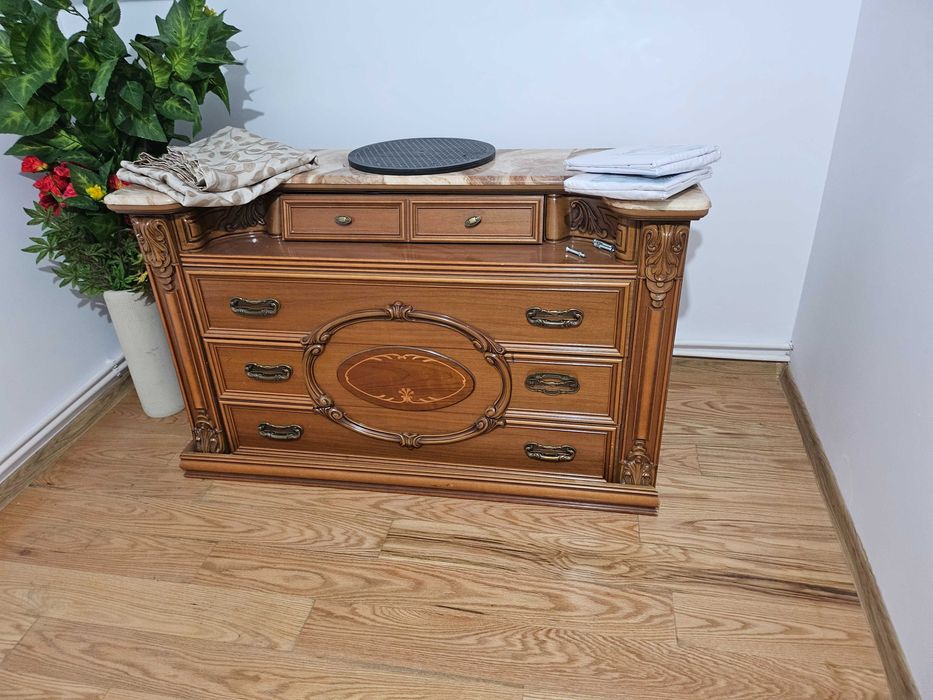 Vand mobilier lemn masiv