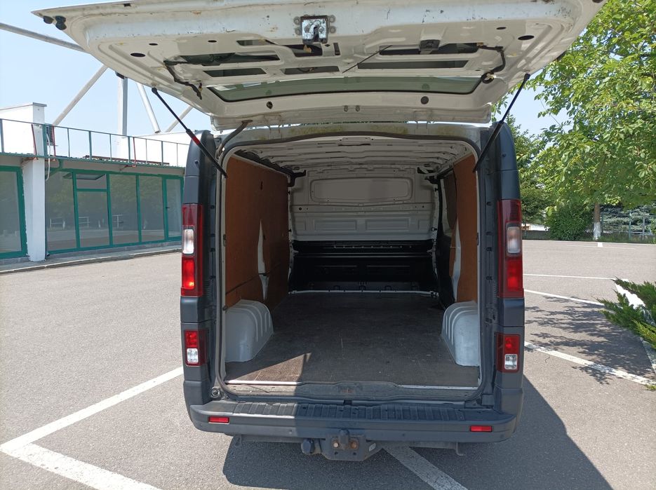 Inchiriez Dube Fara Sofer - Renault Trafic/Opel Vivaro  cu Licență