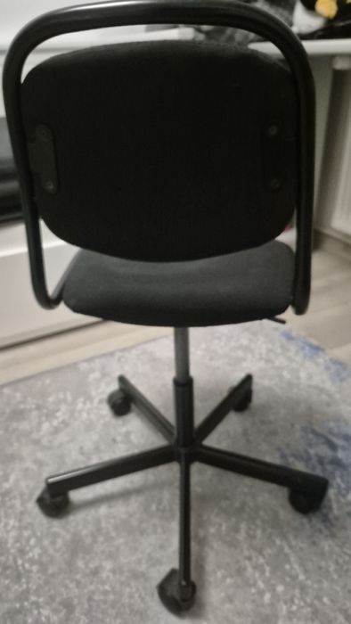 Vând scaun de culoare neagra