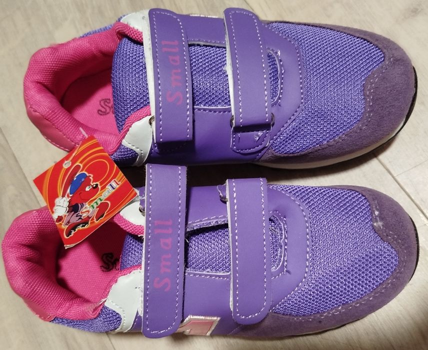 Vând adidași fete noi