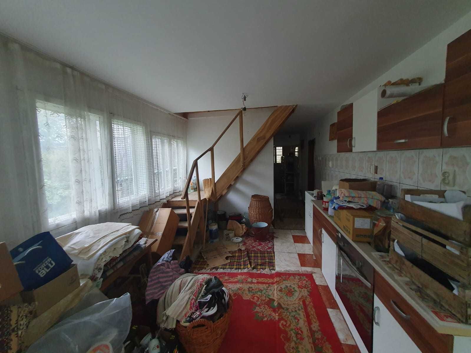 Vând casă cu 3 camere, reconstruită în 2010, pe un teren de 2000 mp
