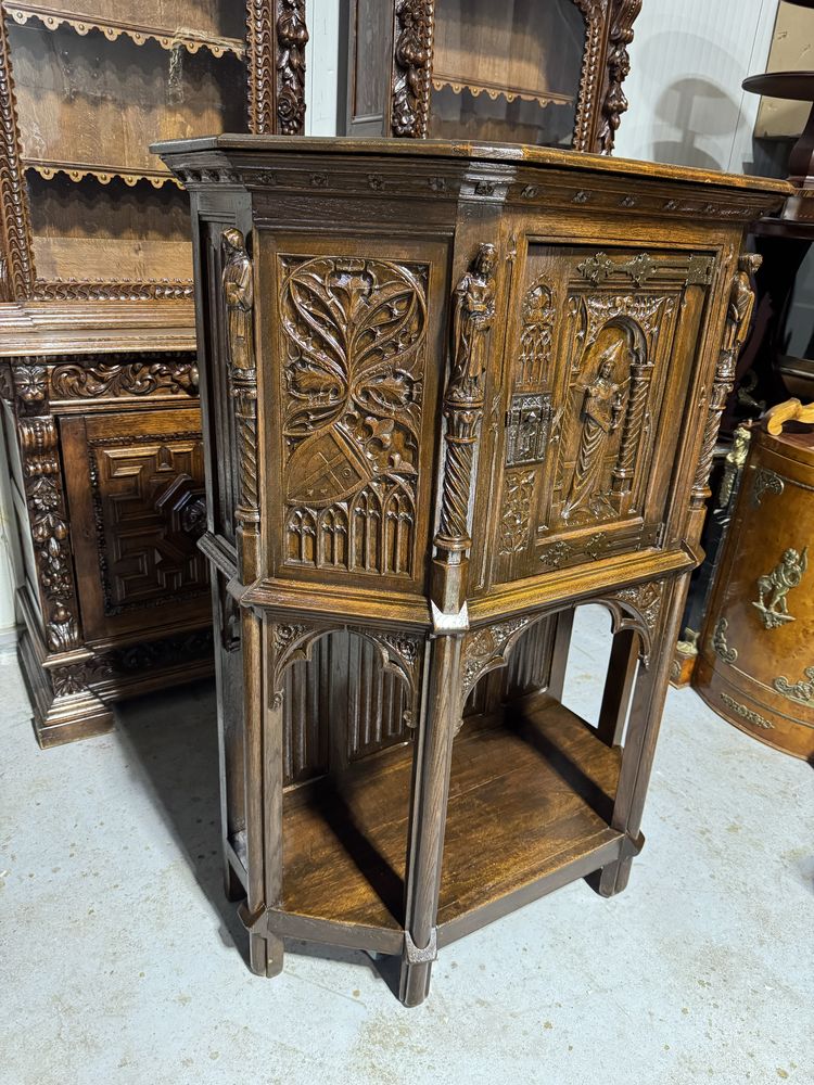 Bufet sculptat manual în stil gotic – piesă de colecție