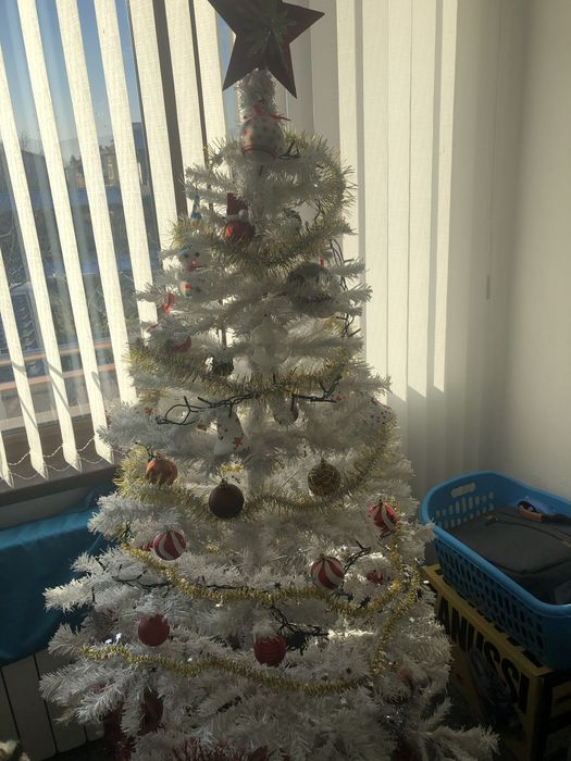 Коледна бяла елха с играчки