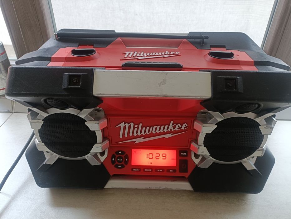Milwaukee C12 28 DCR radio FM, auxiliar, alimentare 220V si acumulator