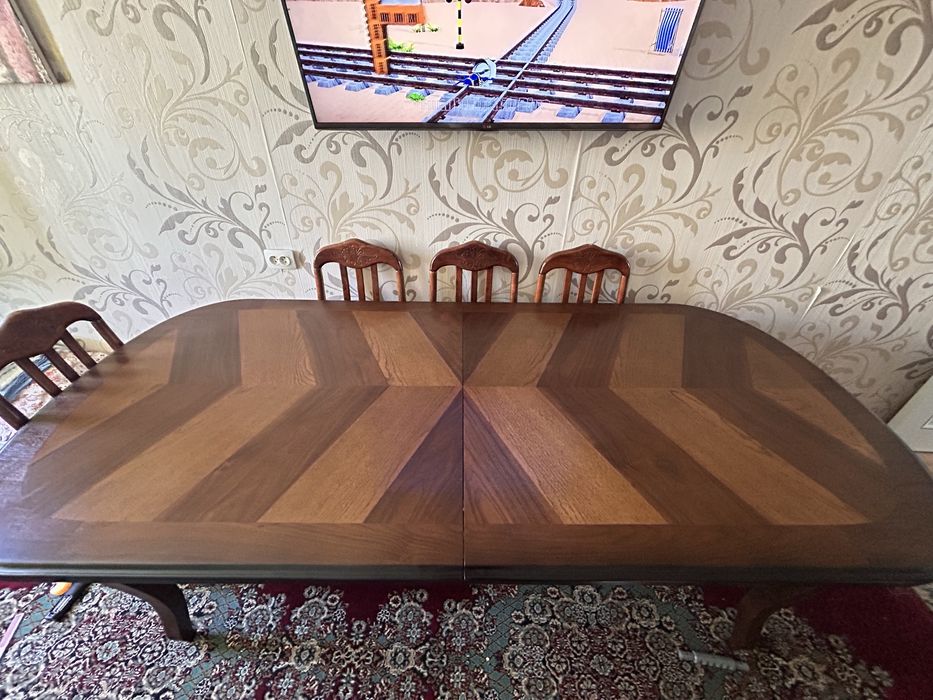 Продается стол со стульями