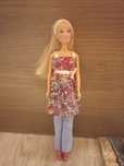Vând păpuși Barbie preț la fiecare.