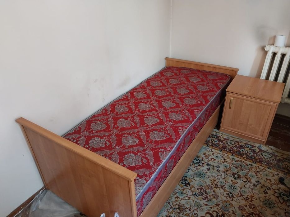 Продам кровати с прикроватными тумбочками