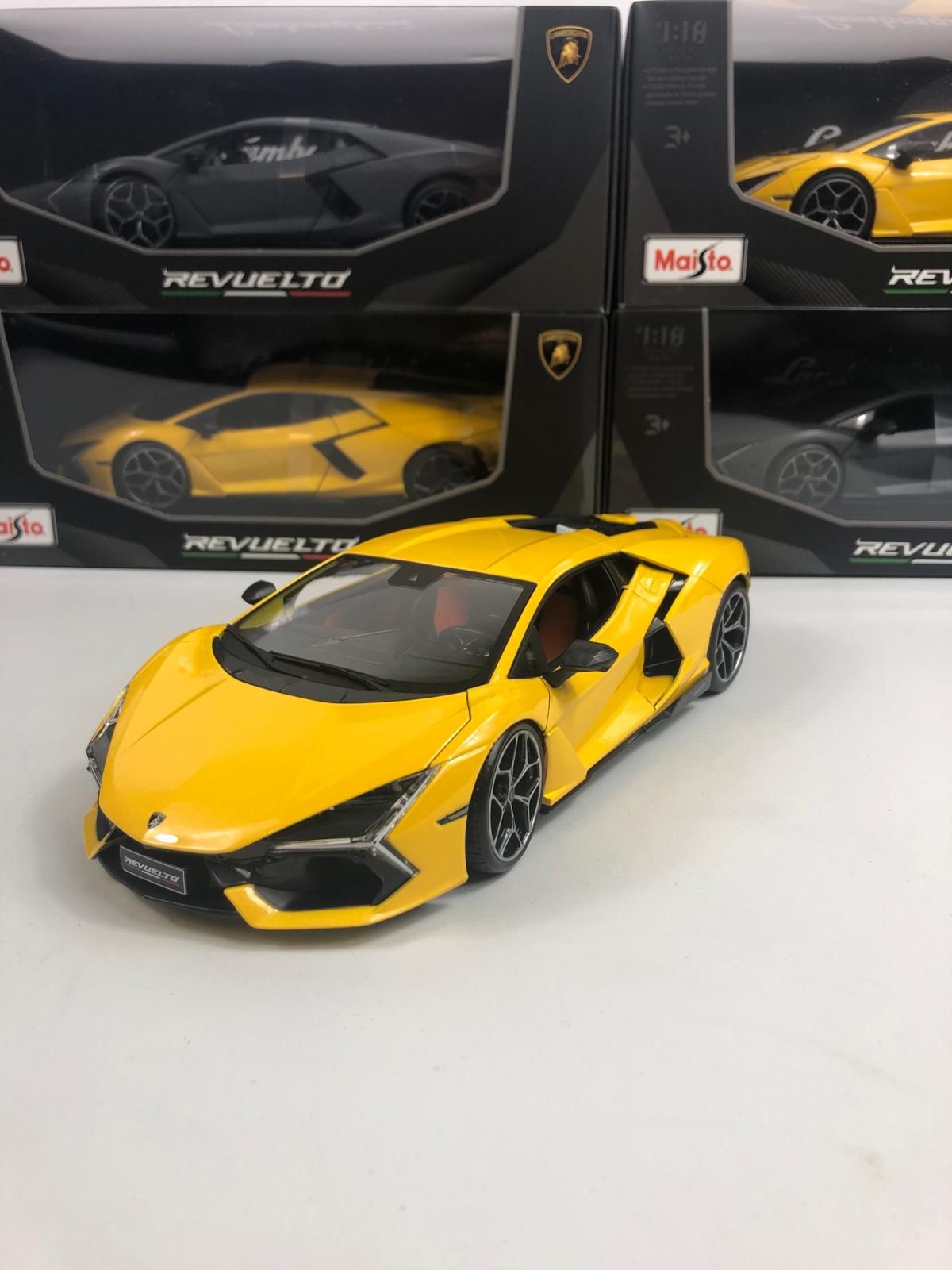 Macheta auto Lamborghini Revuelto (2023) 1:18 Maisto