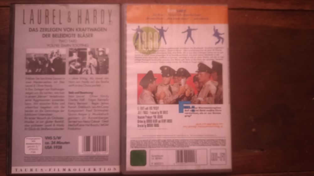 Caseta VHS: Laurel & Hardy(1928) ; Elvis Kaffe Europa(1960)