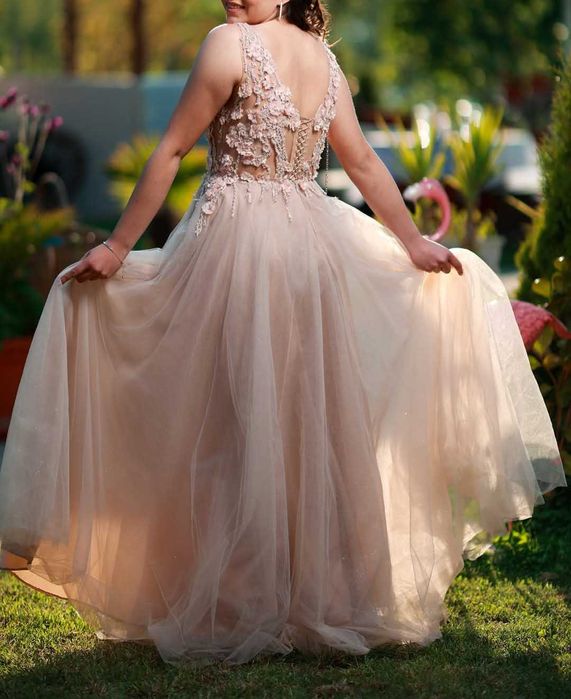 Бежова бална рокля