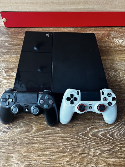 playstation 4 slim с два джойстика + 4 игри