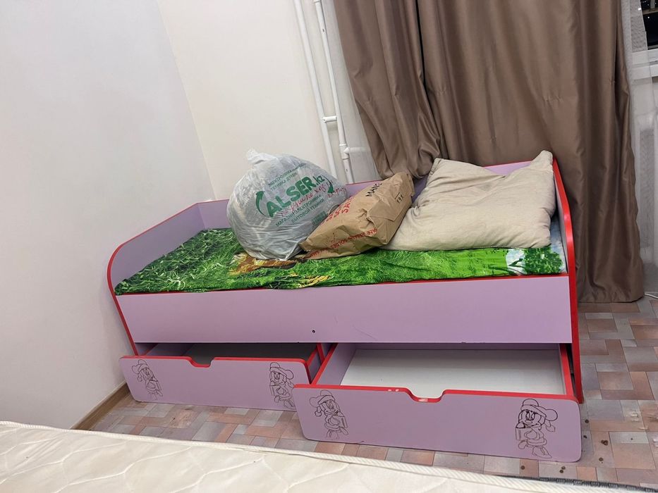 Продам елку и детская кровать