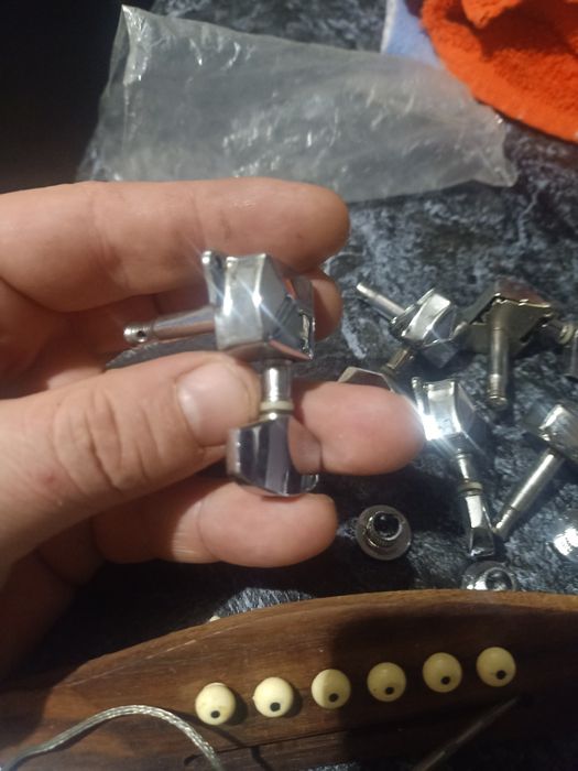 Продам колки и порожек для гитары.