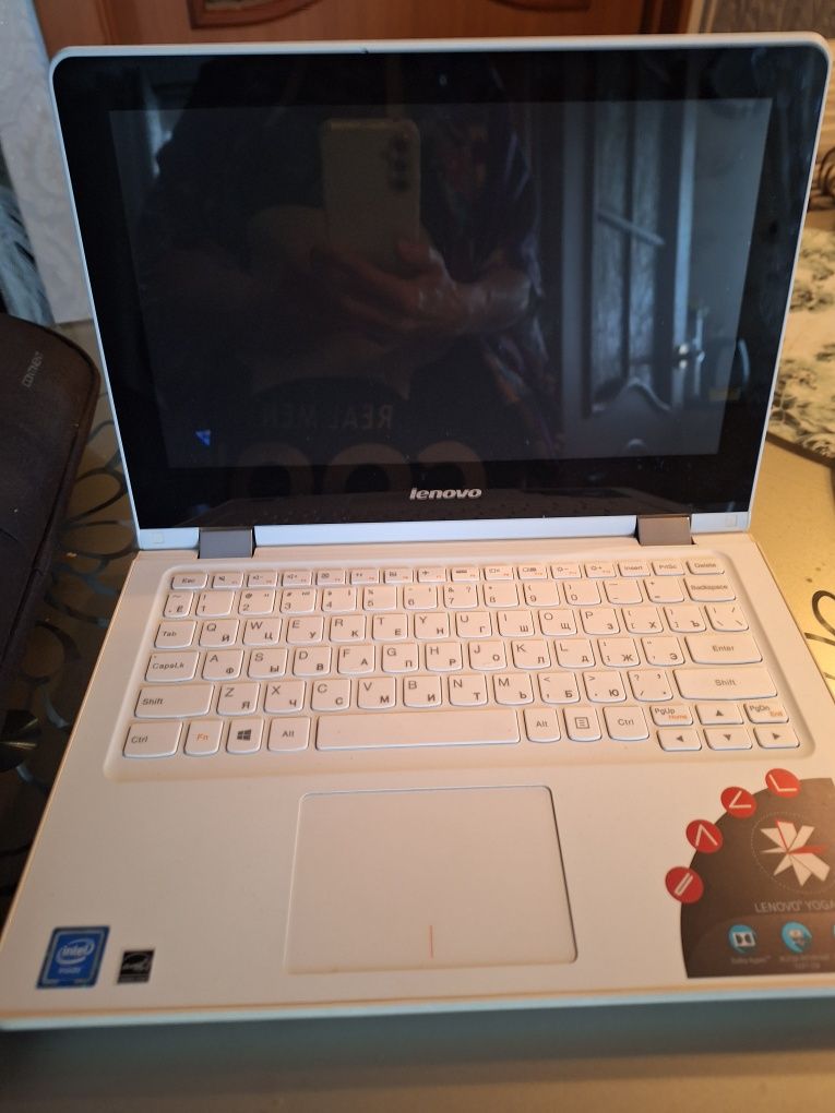Ноутбук Lenovo белый