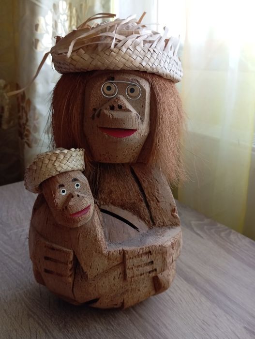 Vând statuetă din nucă de cocos