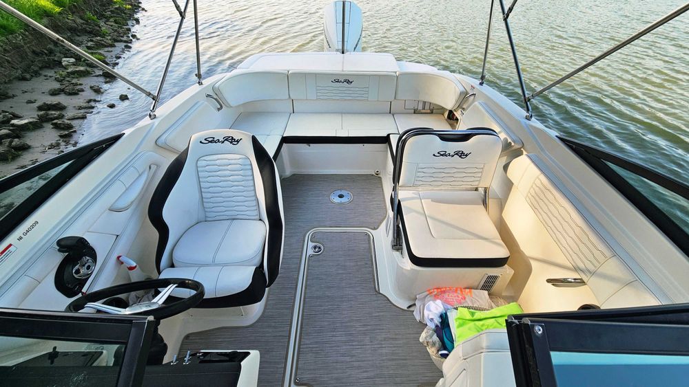 searay 210 spx ..2020..mercury 200 hp model nou ..sinrad