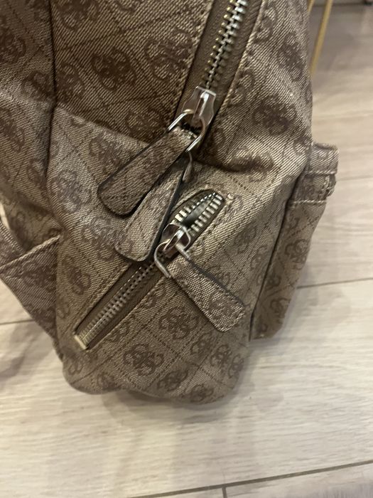 Ghiozdan Guess intr o stare extrem de buna