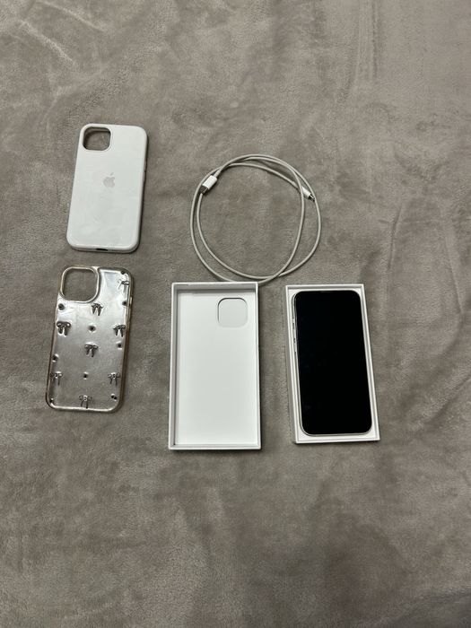 Iphone 14 white.