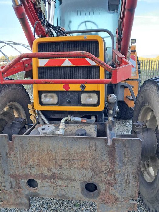 Tractor cu încărcător