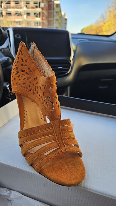 Ярки отворени дамски обувки