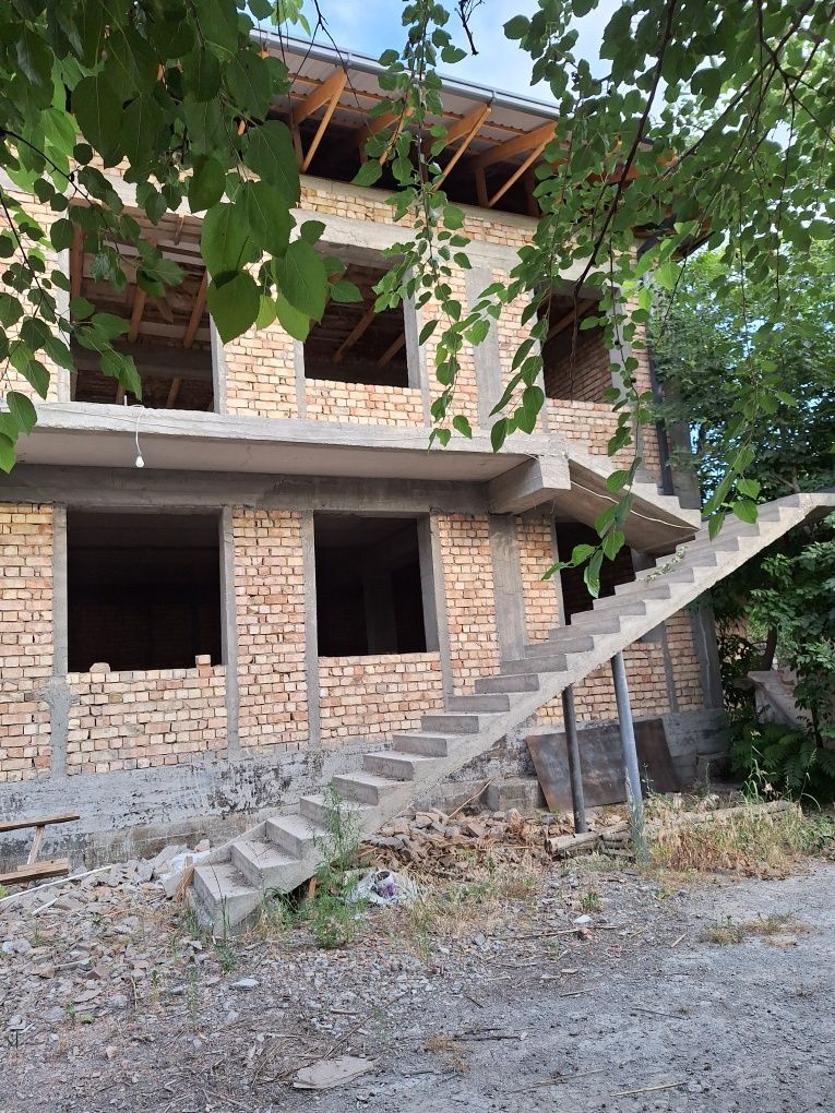 Курилиш битмаган бино сотилияпти.