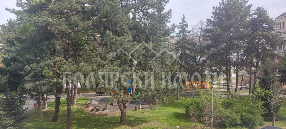 Двустаен апартамент до Практикер