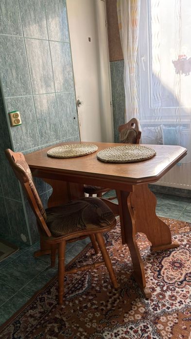 masa de bucatarie din lemn extensibila cu 2 scaune