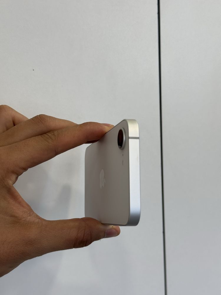 Продавам отличен iPhone 16e 100% батерия