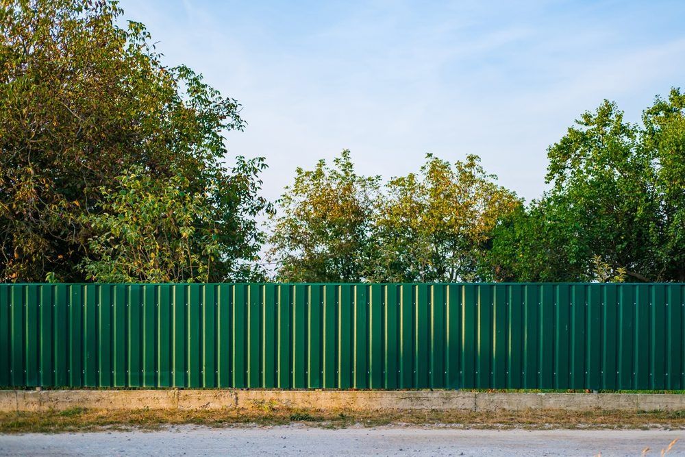 Construim garduri si porti din sipca metalica, panouri stil jaluzele,