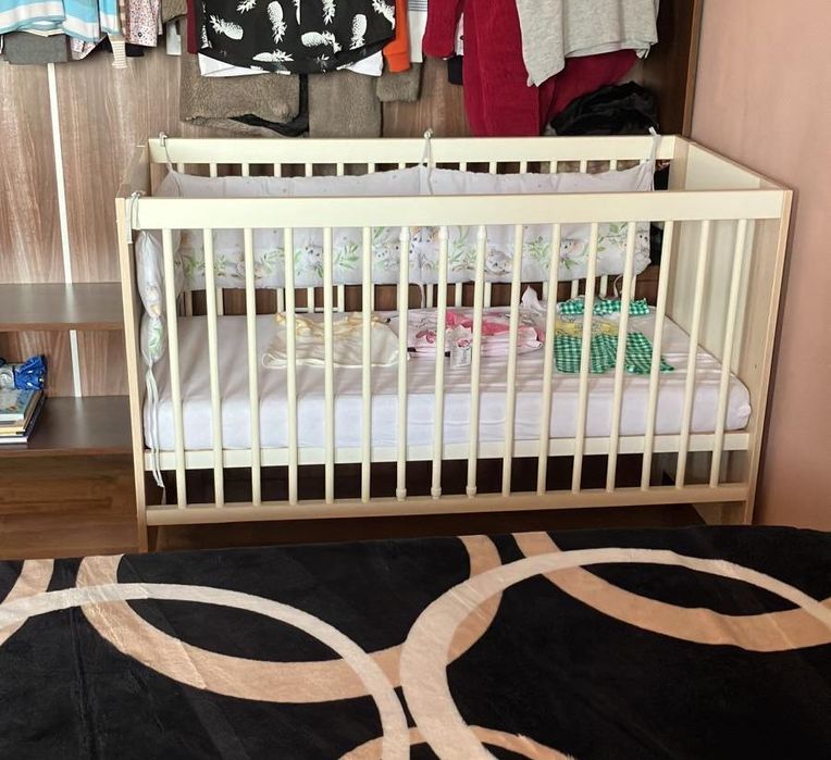 Patut lemn cu saltea din cocos si aparatori(poza)