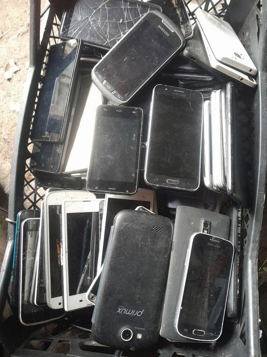 Vând lot de mobile defecte .