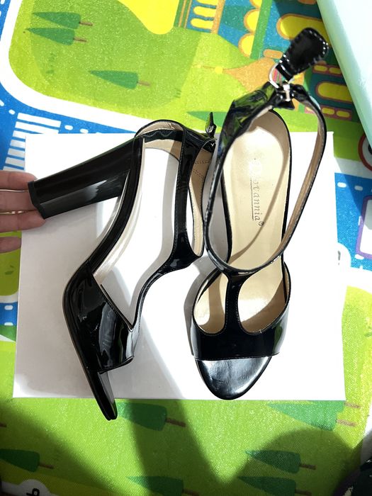 Лаковые босоножки