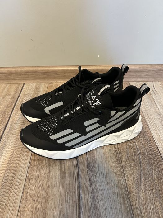 Продам кроссы ЕА7 EA7